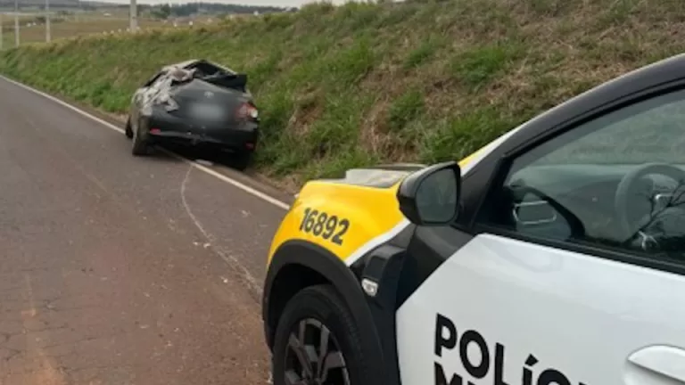 Carro bate contra barranco e capota na PR-580