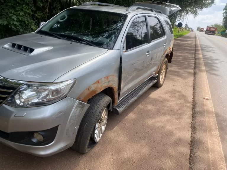 Acidente envolve caminhonete e bitrem no portal de Mercedes