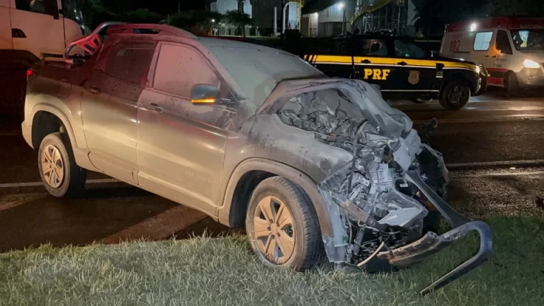 Caminhonete fica destruída em forte batida com carreta na BR-277