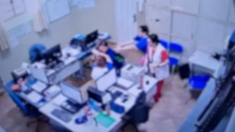 Aluna ataca diretora de colégio com tesouradas no Paraná; confira o vídeo