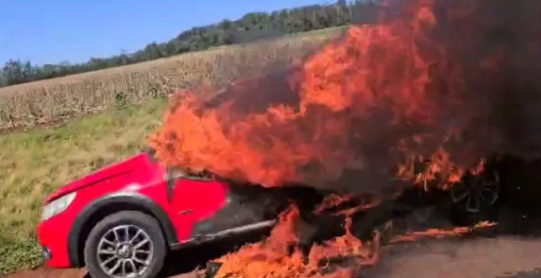 Saveiro fica destruída após incêndio no interior de Marechal Rondon