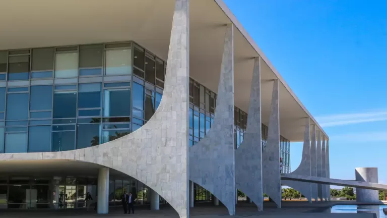 Homem tenta subir rampa do Palácio do Planalto duas vezes na madrugada