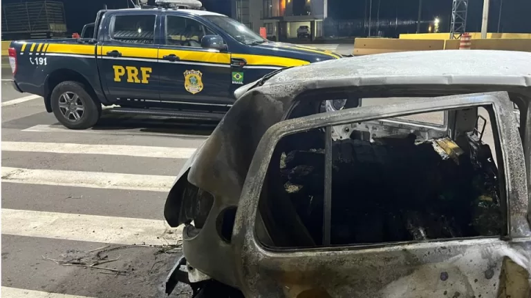 Carro carregado com 426 quilos de maconha pega fogo após perseguição no Paraná