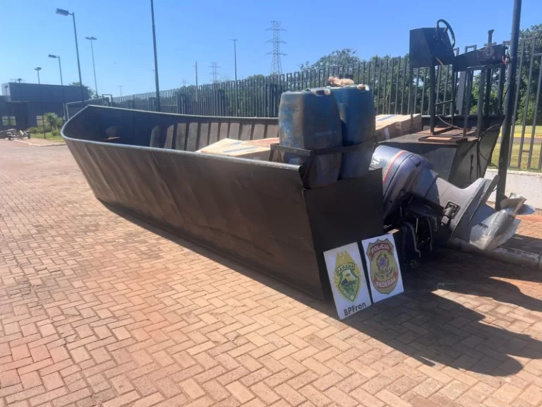 Embarcação de grande porte é apreendida com carga de cigarros em Mercedes