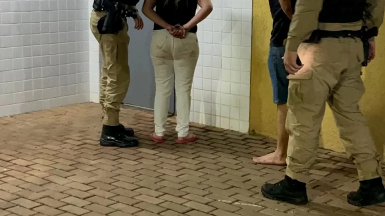Mãe tenta enforcar filha de sete anos e pai agride policiais