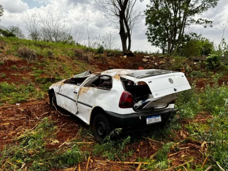 Carro com casal e criança fica destruído em capotamento entre Marechal e Nova Santa Rosa