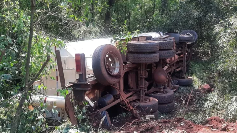 Caminhão tomba na PR-364 em Palotina