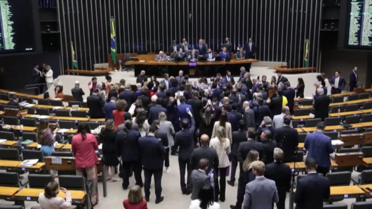 Deputados aprovam regime de urgência para projeto sobre anistia para acusados de tentativa de golpe de Estado