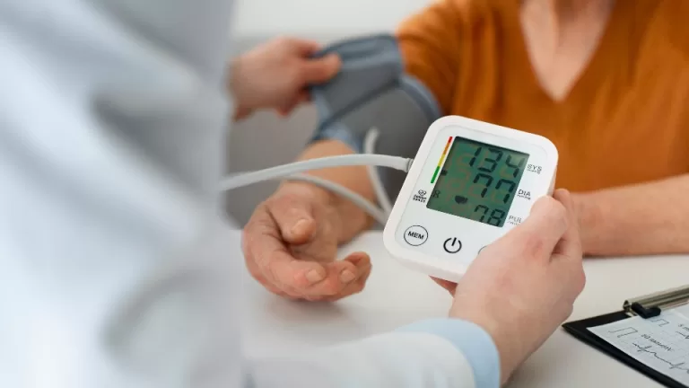 Pressão 12 por 8 deixa de ser considerada normal em nova diretriz brasileira