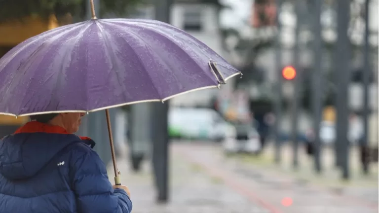 Nova frente fria traz chuva ao Paraná entre domingo e segunda