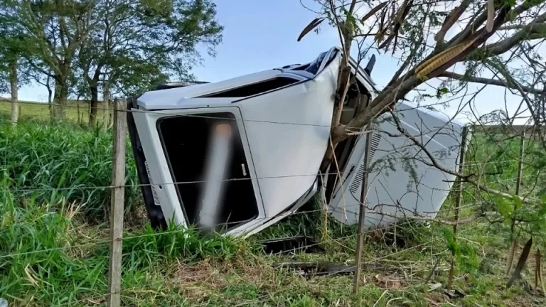 Jovem fica gravemente ferido após bater carro em árvore na PR-317