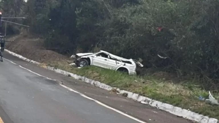 Criança morre e quatro pessoas ficam feridas em capotamento na BR-376