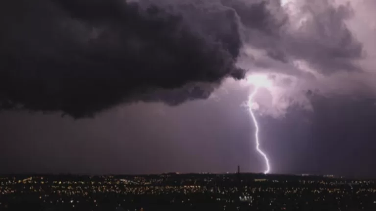 Rajadas de vento chegam a 121 km/h e temporais acumulam mais de 70 milímetros de chuva no Paraná