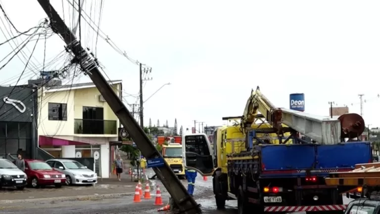 208 mil imóveis ainda estão sem energia no Paraná