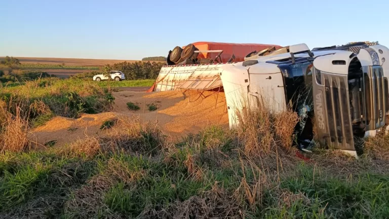 Carreta bitrem tomba na BR-163 em Toledo