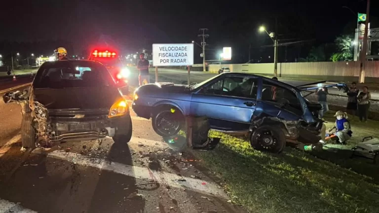 Vectra bate em carro parado no acostamento da BR-277
