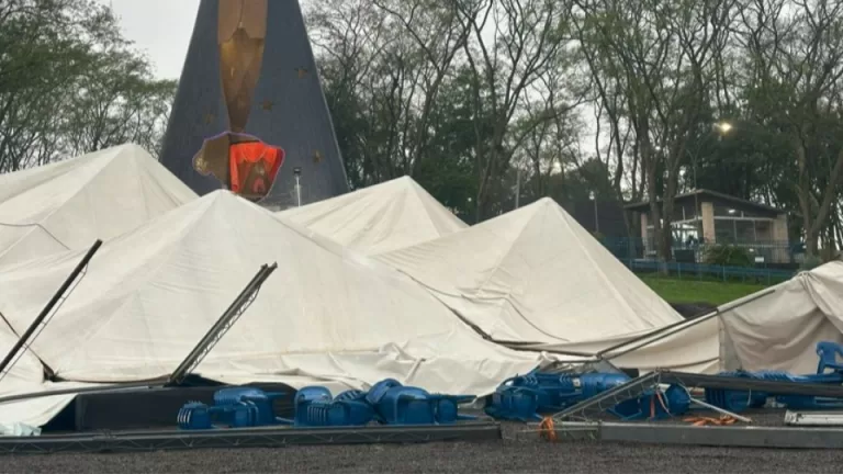 Vendaval derruba estrutura da Semana da Padroeira em Itaipulândia