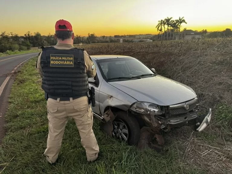 Motorista perde controle da direção, carro sai da pista e bate em barranco na PR-491 em Nova Santa Rosa