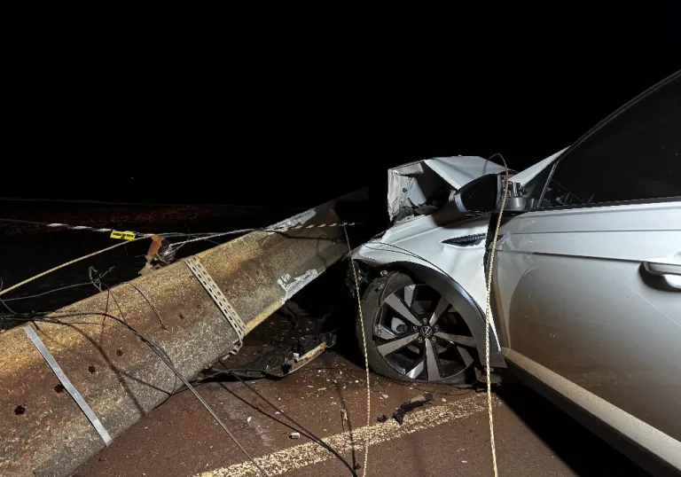 Condutora perde o controle da direção e colide contra postes em Novo Sarandi