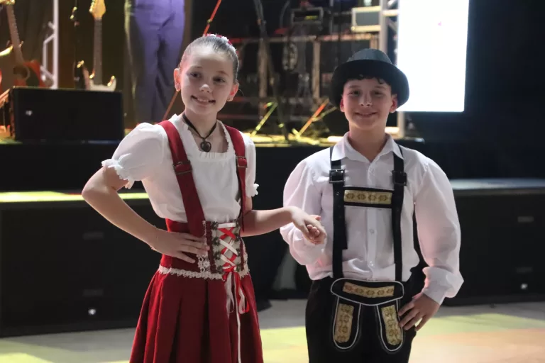 João Miguel e Lara Gabriela vencem o concurso Kleine Kinder 2025