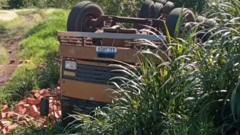 Caminhão carregado com tijolos perde os freios e tomba em Marechal Rondon
