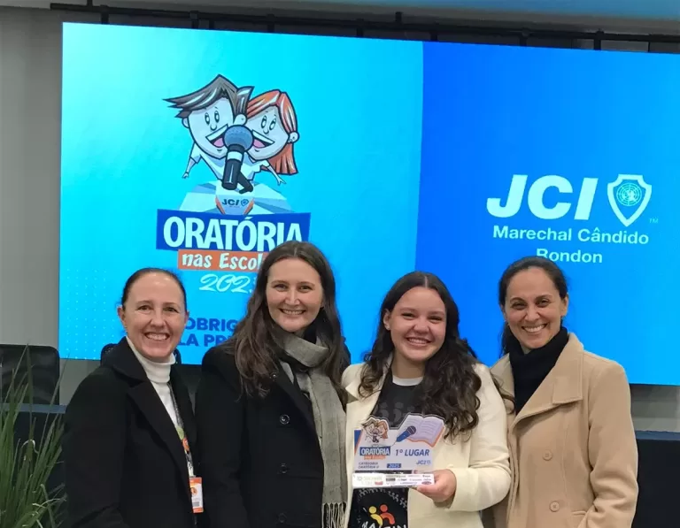 Aluna do Colégio Evangélico Martin Luther participa do concurso estadual de oratória da JCI em Curitiba