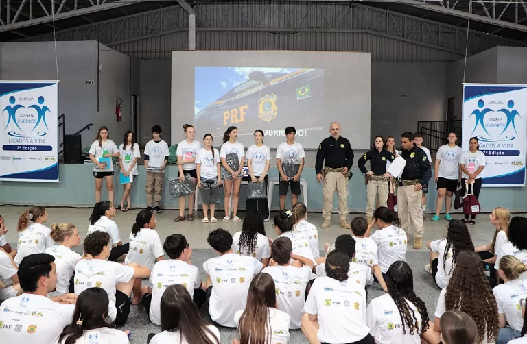 Jovens Lindeiros Ligados à Vida têm dia de “caça ao bandido” e atividades ao ar livre