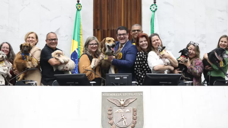Assembleia celebra o Setembro Caramelo, mês que incentiva a adoção responsável de pets