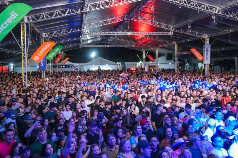 Milhares de pessoas prestigiam a Festa de 33 anos de Mercedes, considerada uma das maiores já realizadas