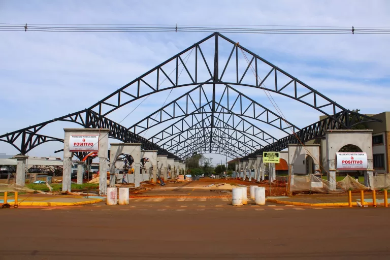 Rua Coberta de Mercedes ganha forma com instalação da estrutura do telhado