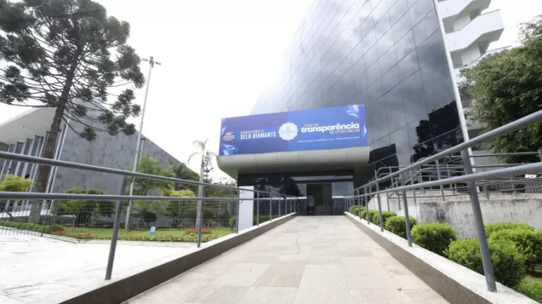 Debates sobre tarifaço, Outubro Rosa, PPA e homenagens marcam a programação da Assembleia nesta semana