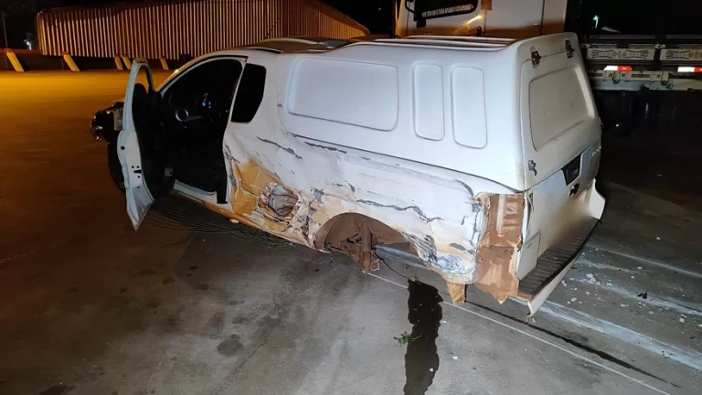 F-1000 tomba e Montana invade pátio de fecularia após colisão frontal na PR-491 em Novo Três Passos