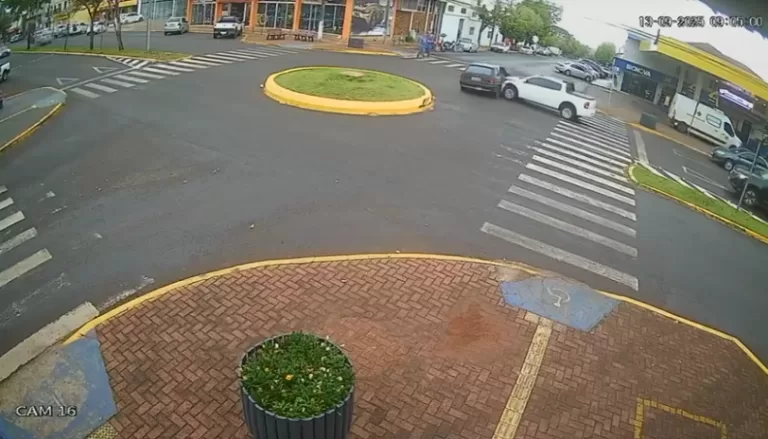 Acidente envolvendo dois veículos é registrado no centro de Marechal Rondon; veja vídeo