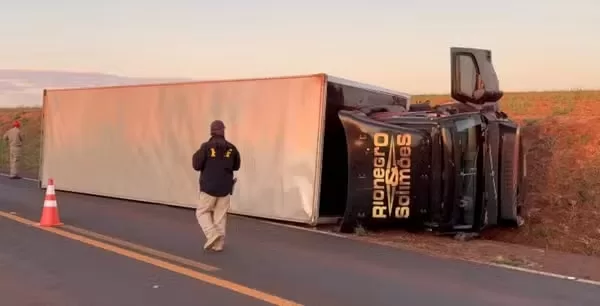 Carreta da dupla Rionegro & Solimões se envolve em acidente depois de show no Paraná
