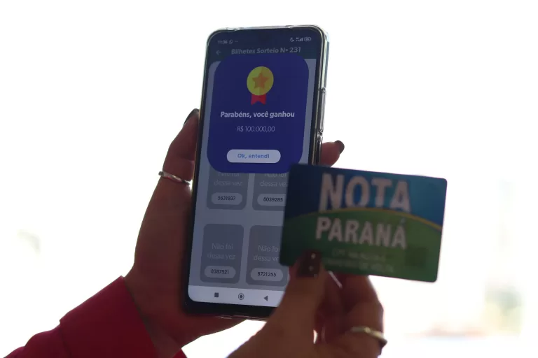 Nota Paraná: aniversariantes de setembro levam prêmios de R$ 100 mil e R$ 50 mil