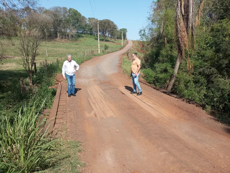 Valdir Sachser propõe substituição de ponte de madeira por estrutura de concreto e pavimentação na Linha Neuhaus