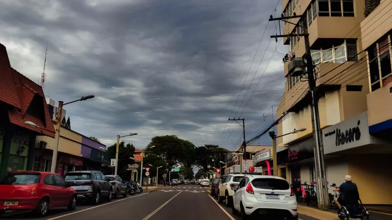Primeira frente fria de setembro vai avançar com chuva forte e temporais