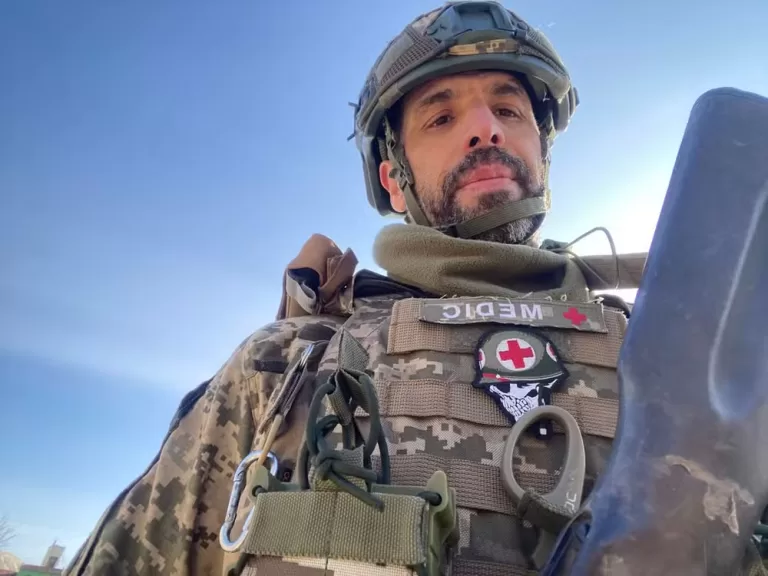 Combatente volta da Ucrânia para entregar pertences de paranaense desaparecido na guerra a familiares