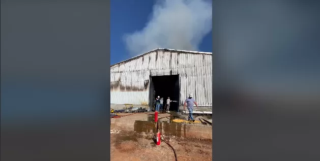 Faísca de solda pode ter causado incêndio em fábrica de ração em São Roque