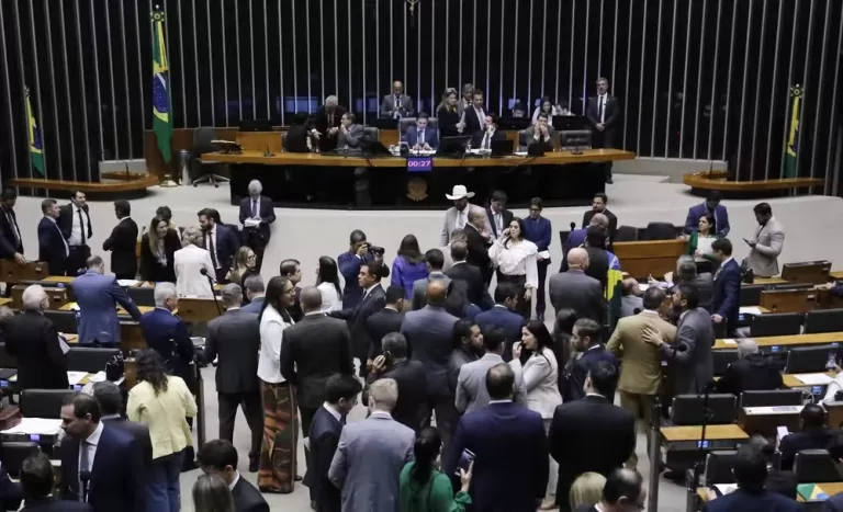 18 dos 30 deputados do Paraná votaram a favor da PEC da Blindagem; veja votos em cada um dos turnos