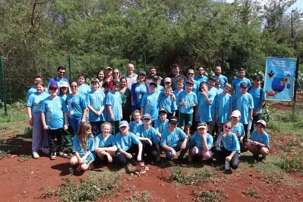 Prefeitura e Sesc Marechal promovem plantio de árvores próximo ao teatro municipal