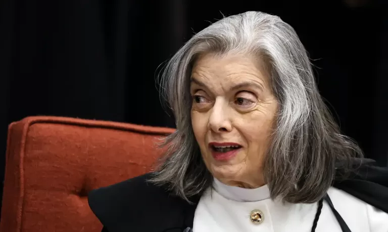 Cármen Lúcia forma maioria pela condenação de Bolsonaro e aliados