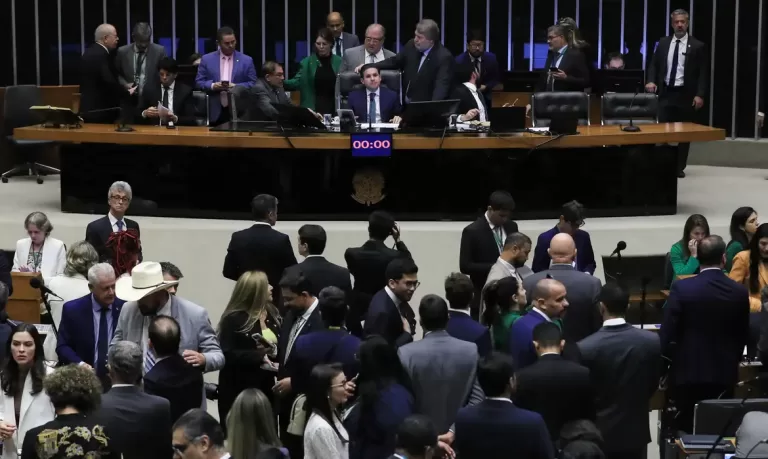 PEC da blindagem é aprovada por deputados e vai ao Senado