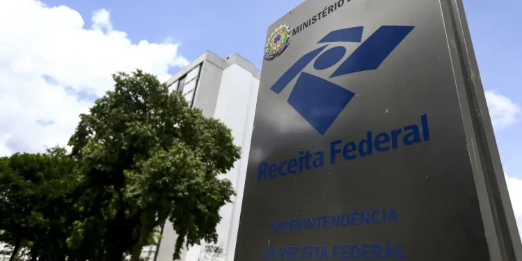 Boato: Receita Federal não vai notificar adultos que moram na casa dos pais em 2026
