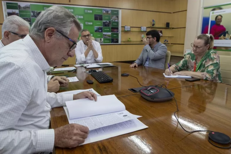 Prefeitura recebe reitor da Unioeste para tratar da Casa do Estudante