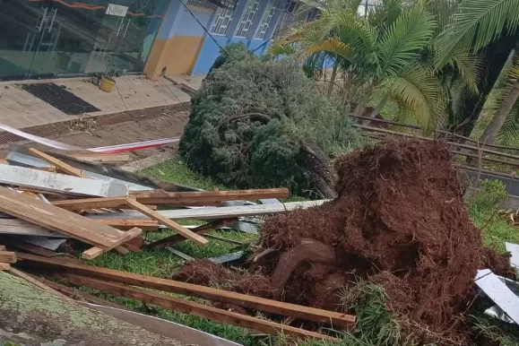 Vendaval derruba três semáforos de cidade do Paraná e deixa 250 imóveis destelhados