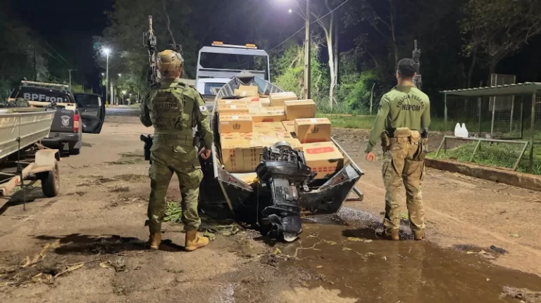 Barco carregado com 2,5 mil pacotes cigarros é apreendido em Mercedes