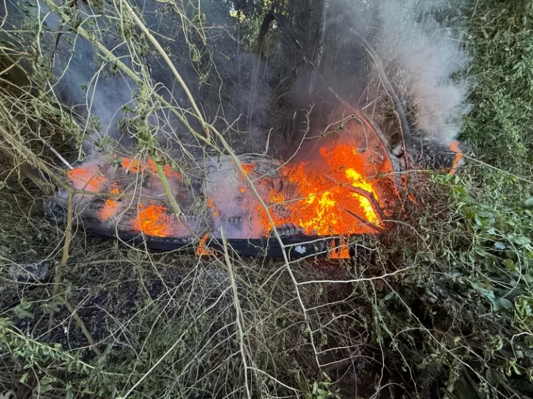 Barco com drogas pega fogo em tentativa de fuga da polícia em Guaíra