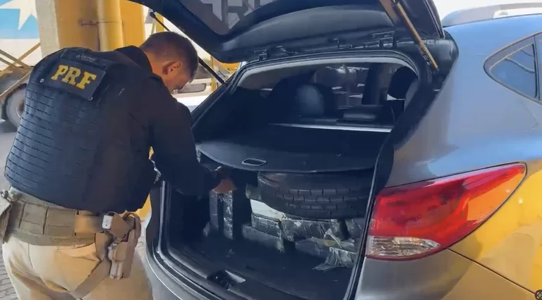 PRF apreende quase meia tonelada de maconha após perseguição em Cascavel