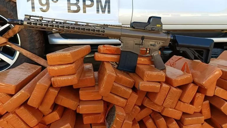 Homem abandona duas toneladas de maconha e fuzil e foge a pé da polícia em Toledo